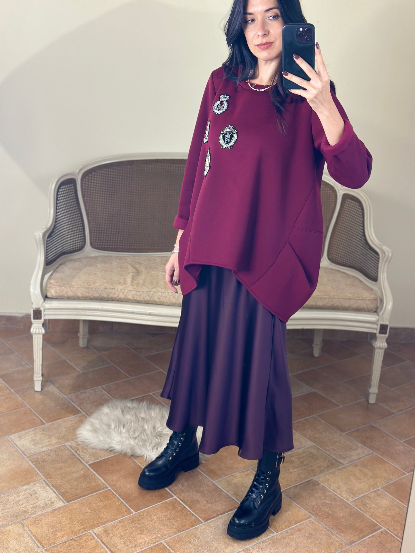 Tensione maxi felpa bordeaux con patch e taglio asimmetrico