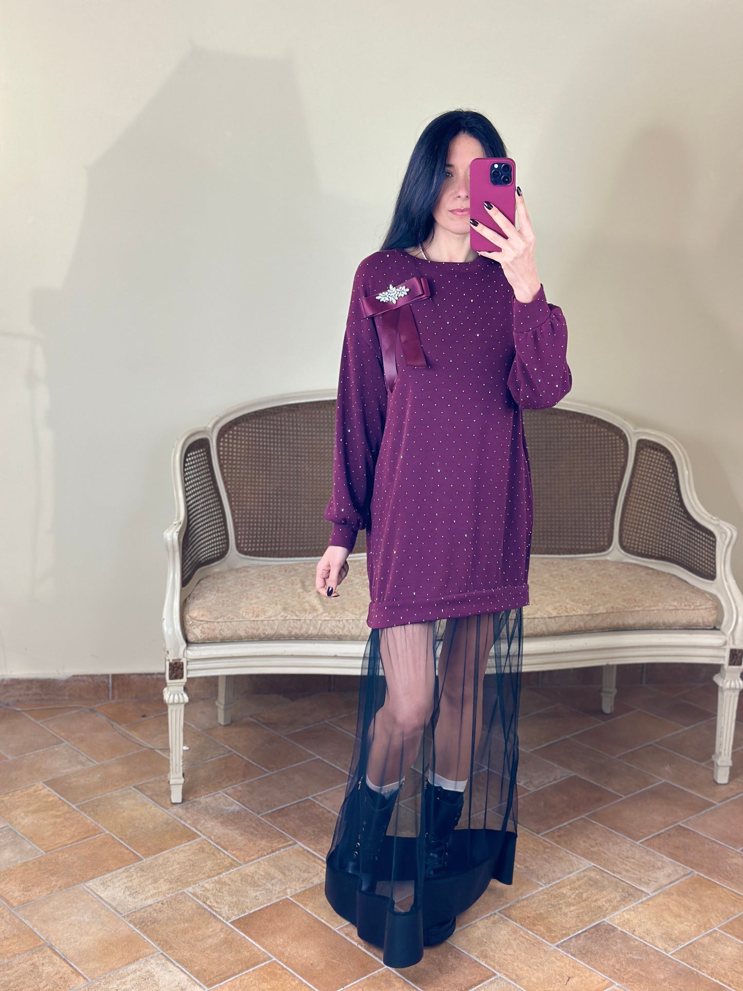 Uni mè abito bordeaux in maglia con in tulle