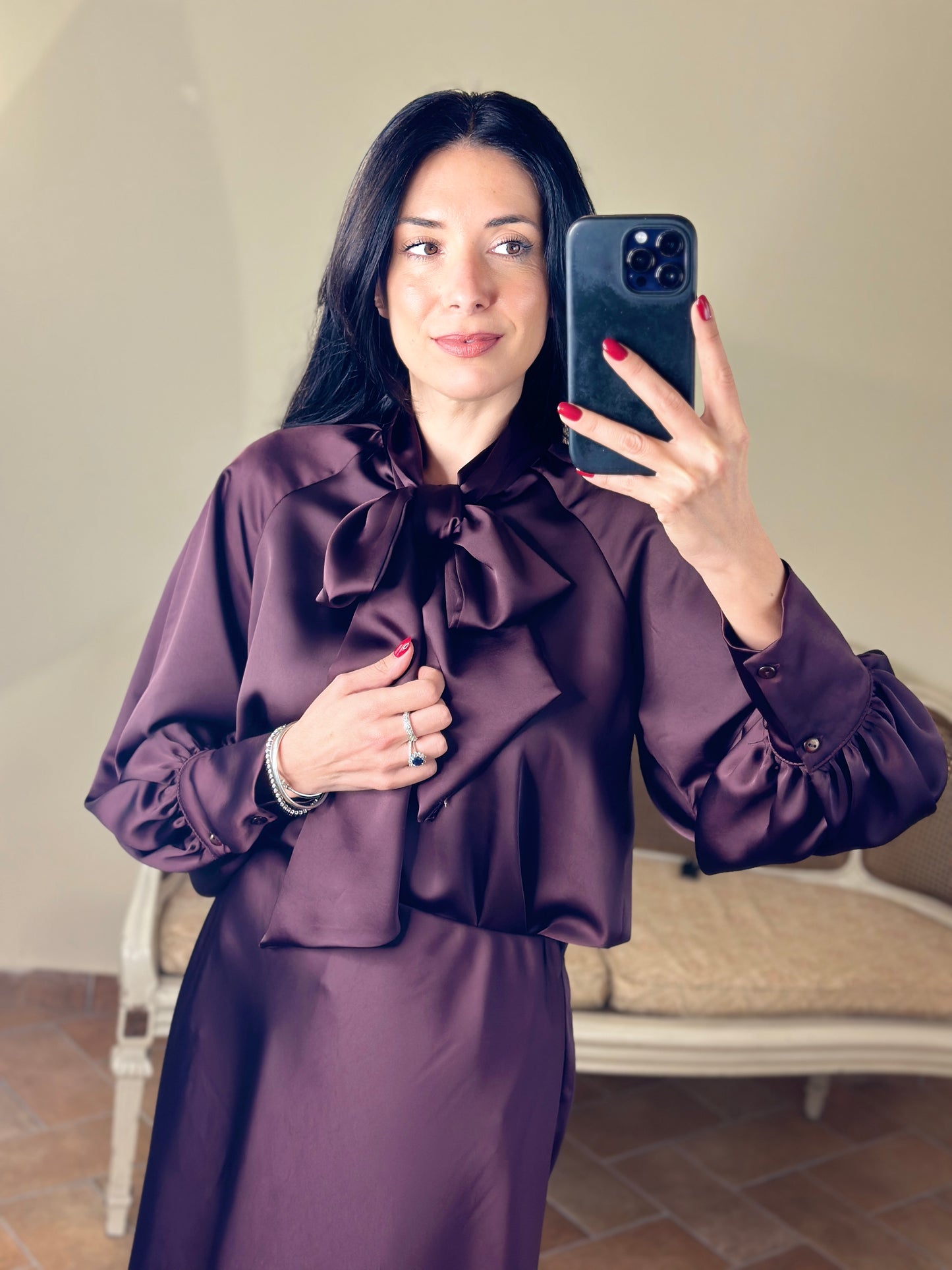 Tensione in Blusa bordeaux con fiocco