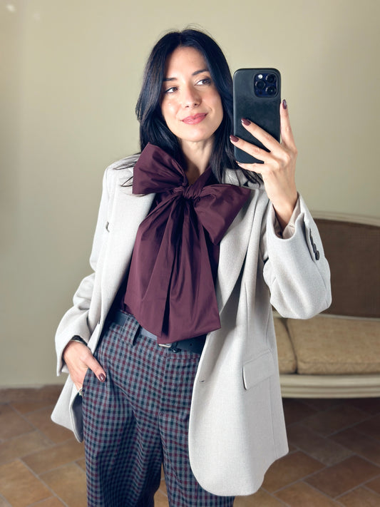 Tensione in Camicia Bordeaux con fiocco