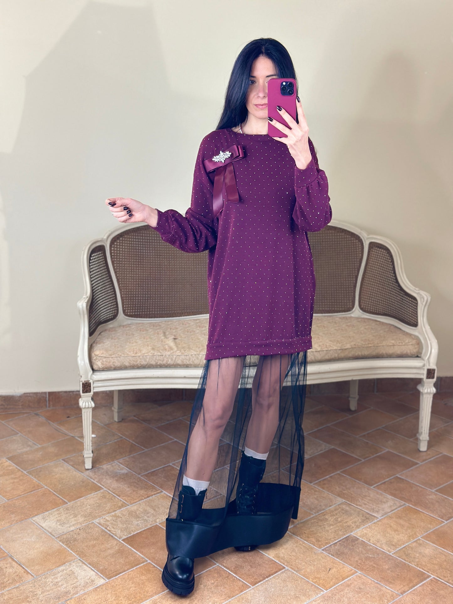 Uni mè abito bordeaux in maglia con in tulle