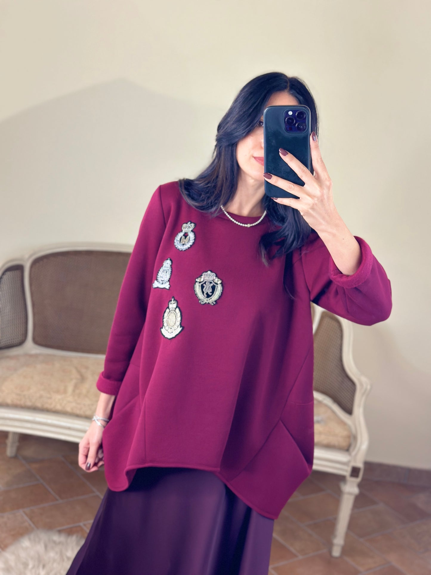 Tensione maxi felpa bordeaux con patch e taglio asimmetrico