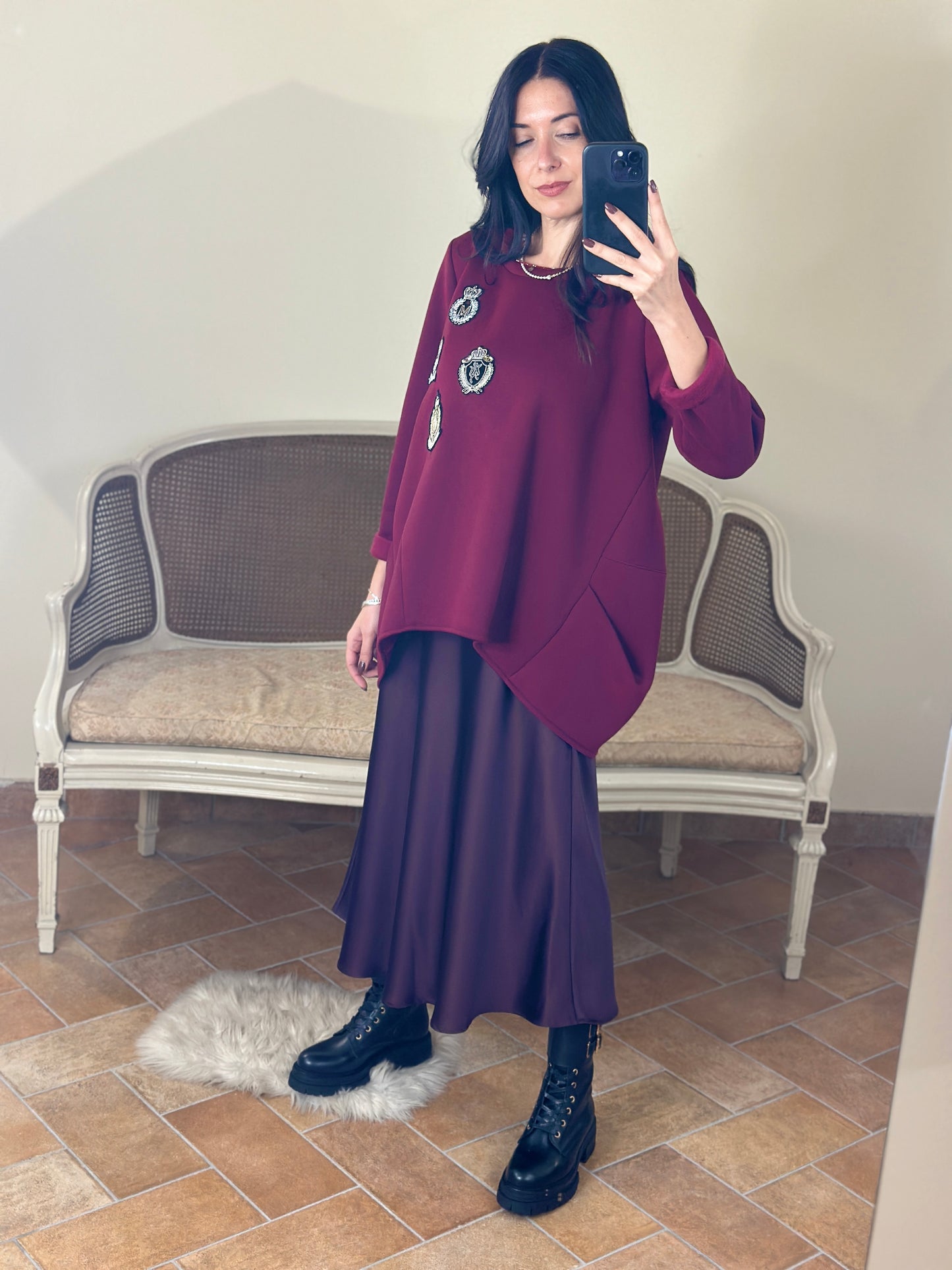 Tensione maxi felpa bordeaux con patch e taglio asimmetrico