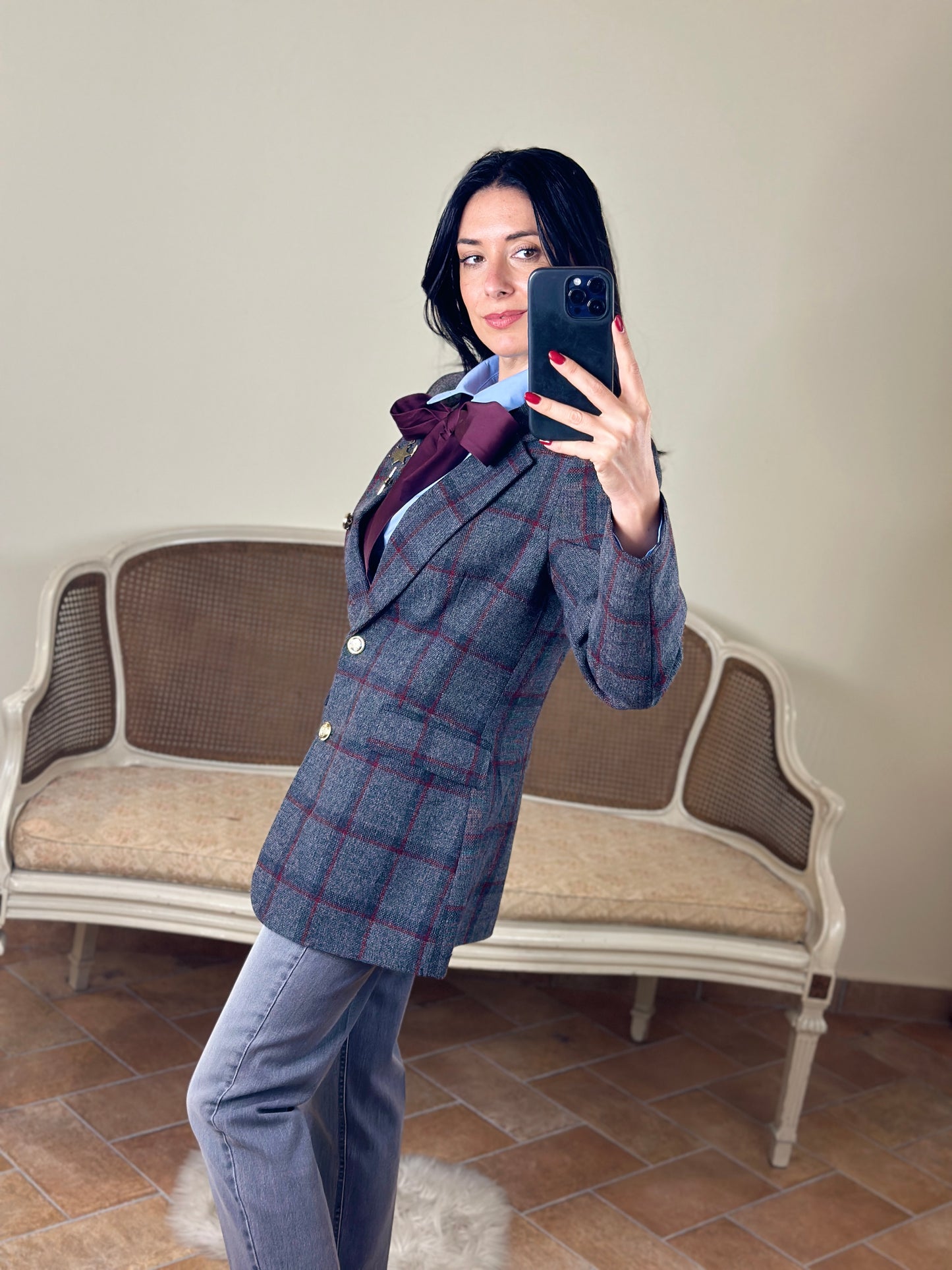 Tensione in blazer a quadri grigio scuro/bordeaux con spille