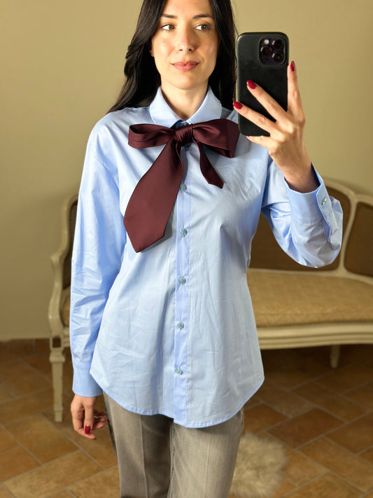 Tensione in camicia celeste con cravatta bordeaux