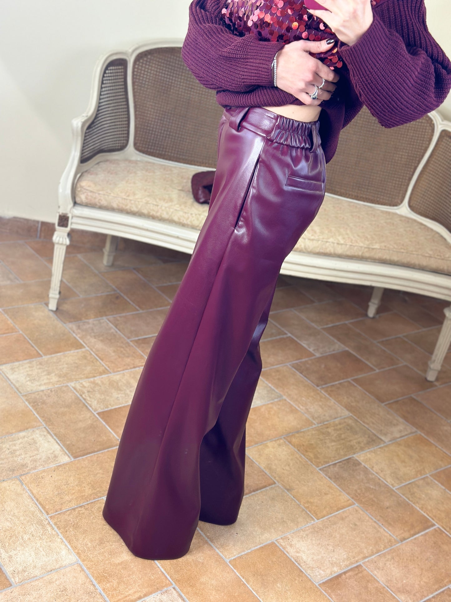 Tensione in Pantalone in ecopelle a palazzo Burgundy