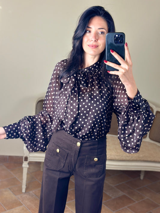 Tensione in blusa a pois con fiocco cioccolato