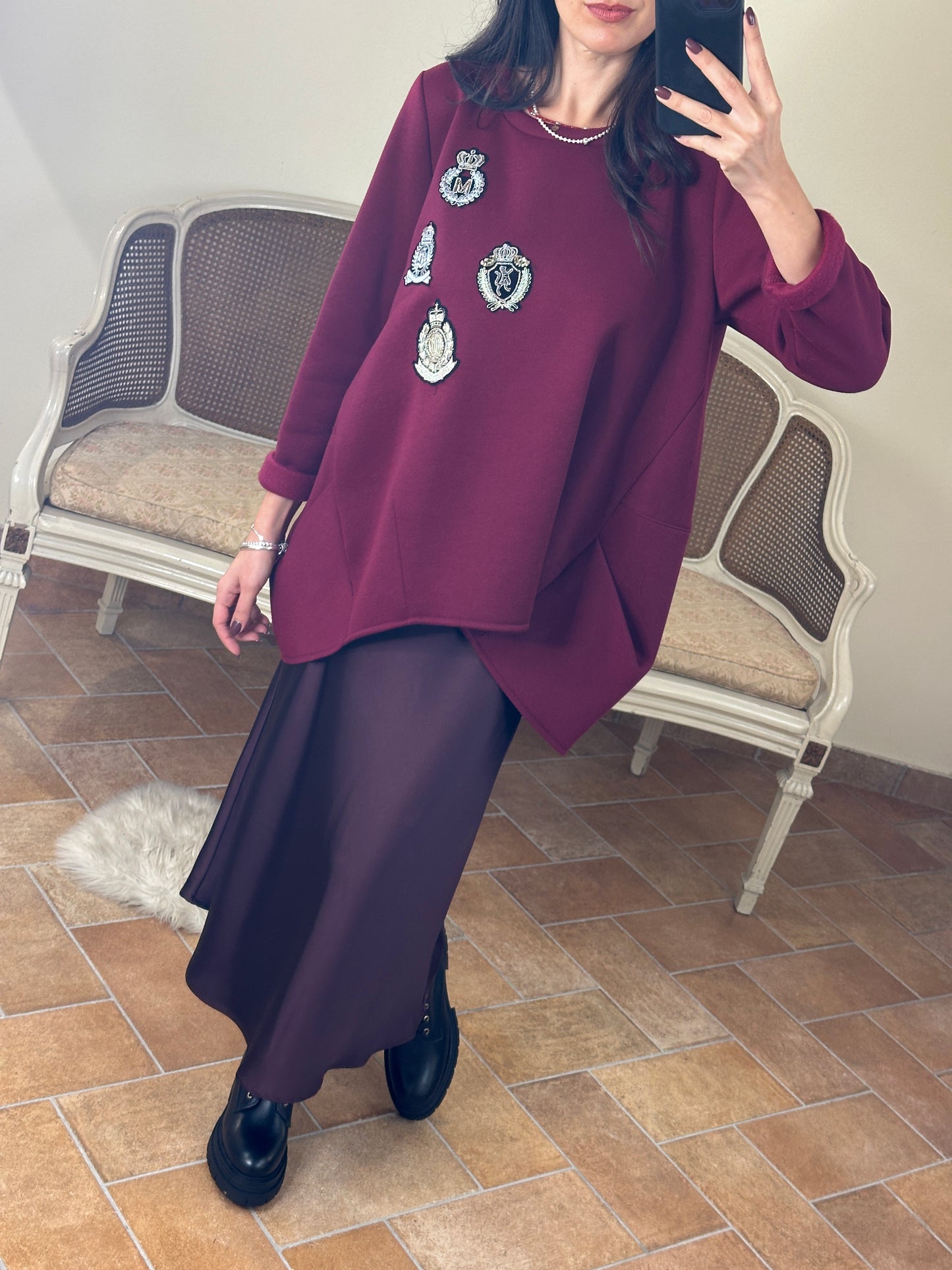 Tensione maxi felpa bordeaux con patch e taglio asimmetrico