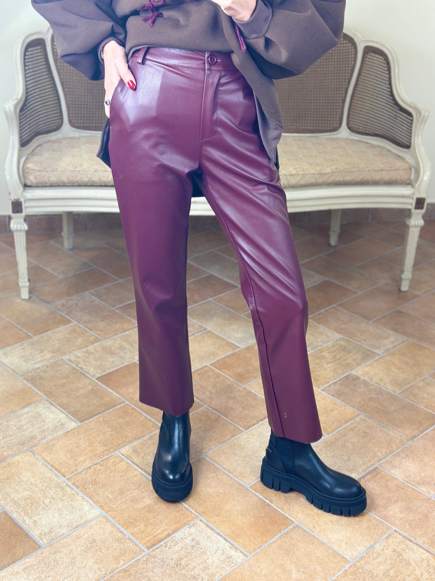 Tensione in Pantalone a trombetta ecopelle bordeaux