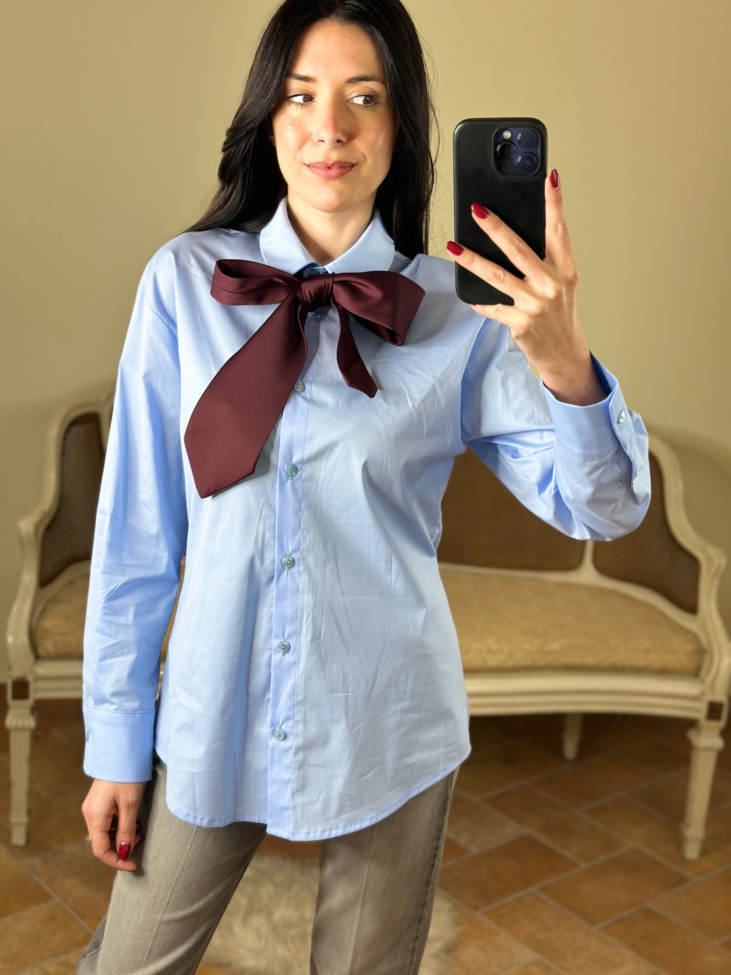 Tensione in camicia celeste con cravatta bordeaux