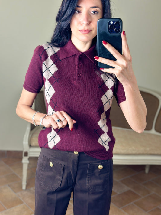 Tensione in maglia polo bordeaux con rombi panna