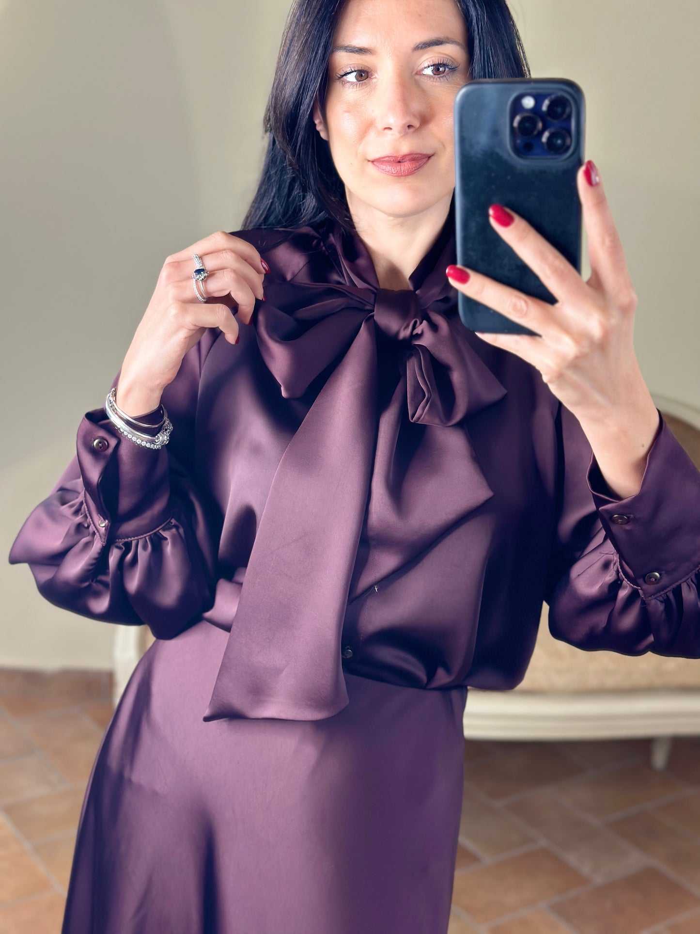 Tensione in Blusa bordeaux con fiocco