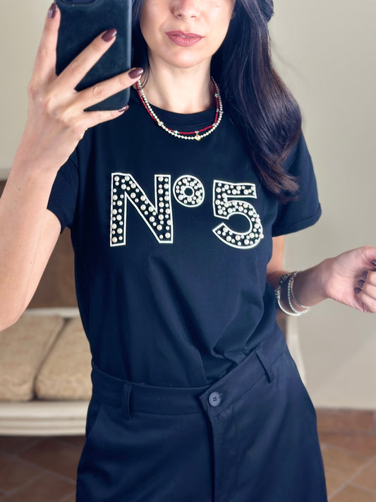 Tensione in T-shirt nera con perle e scritta “N.5”