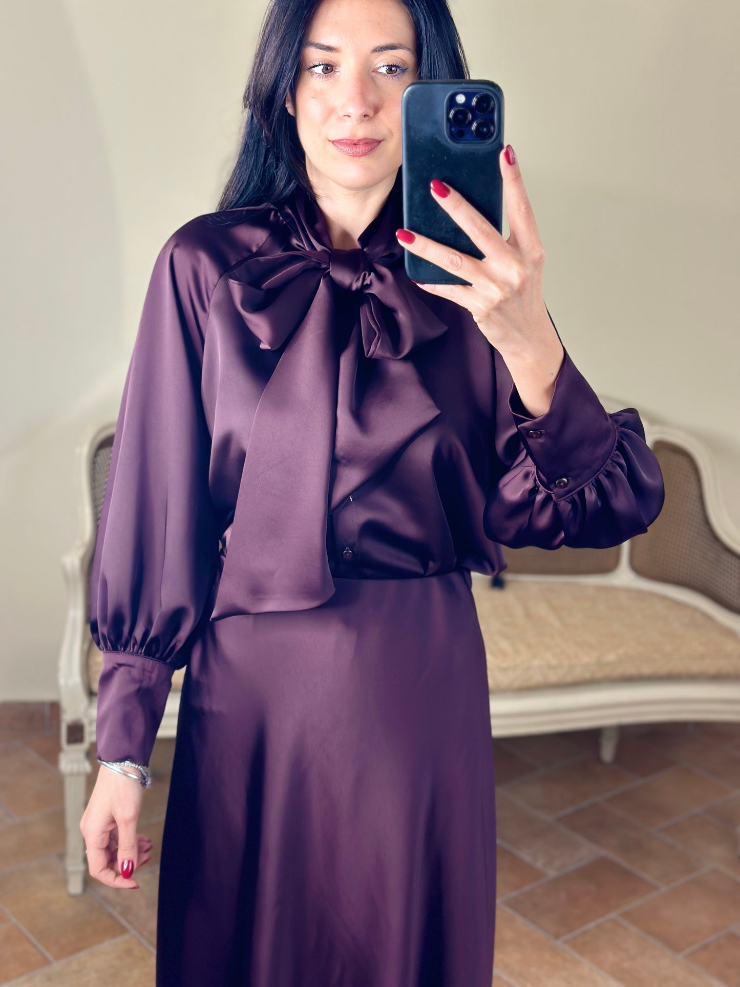 Tensione in Blusa bordeaux con fiocco