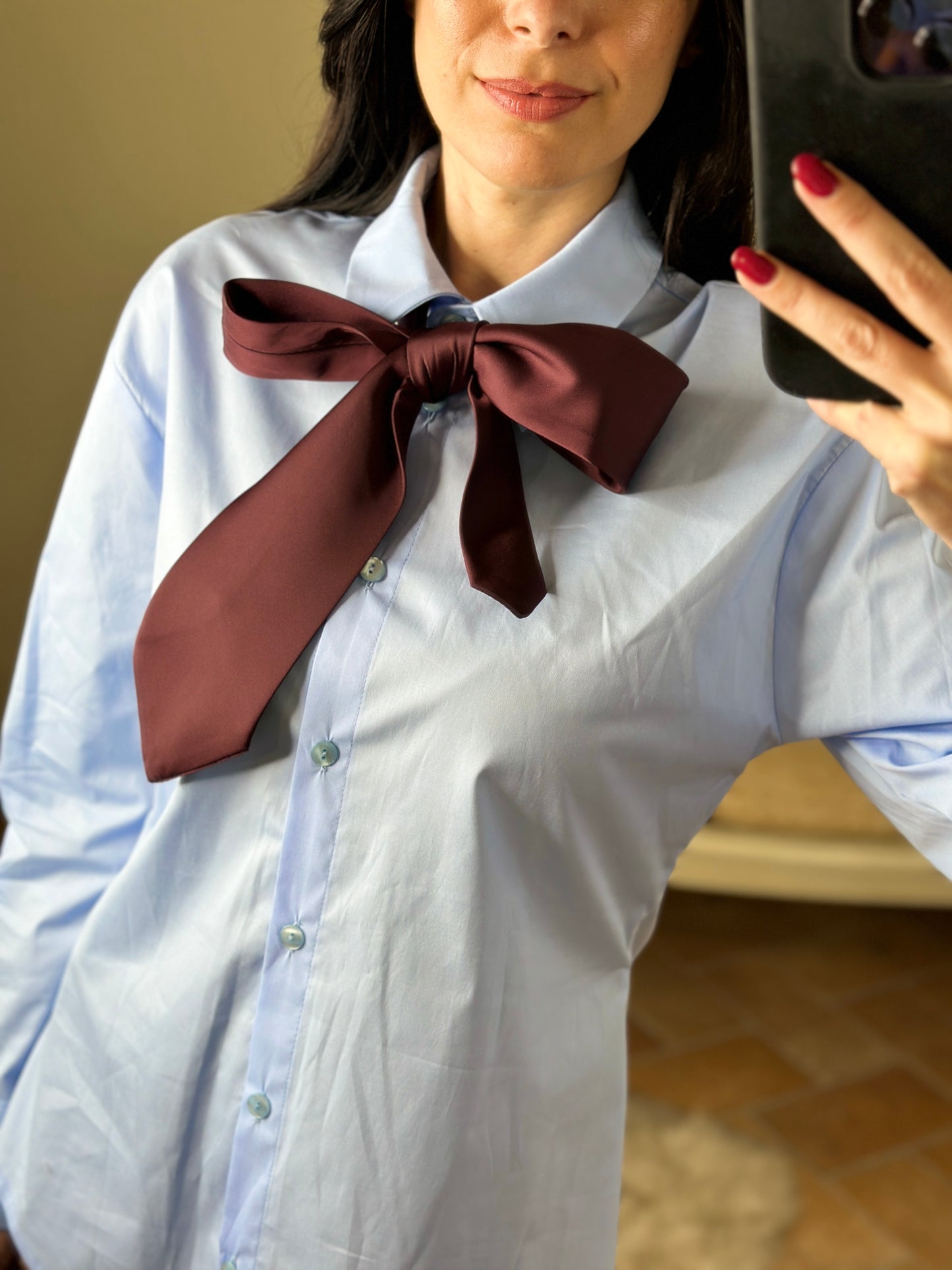 Tensione in camicia celeste con cravatta bordeaux