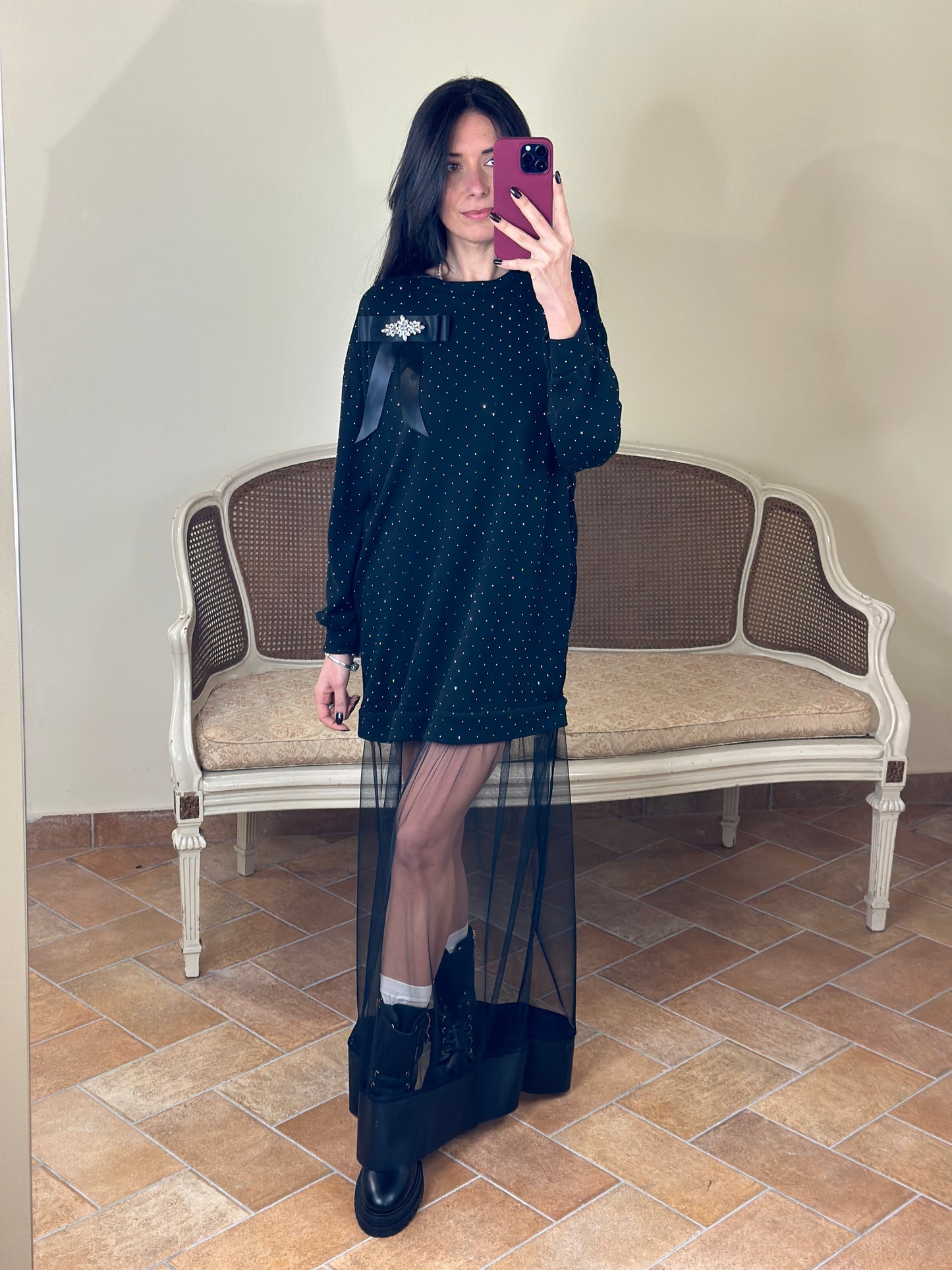 Uni mè abito nero in maglia con tulle