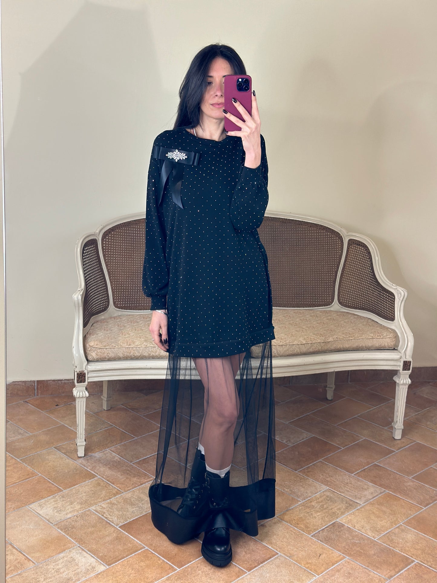 Uni mè abito nero in maglia con tulle