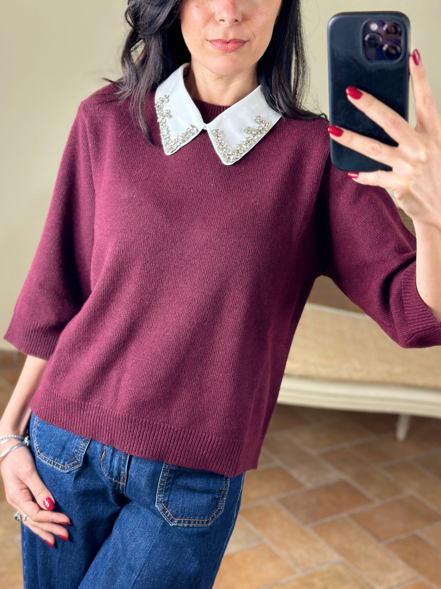 Tensione in maglia con colletto gioiello bordeaux