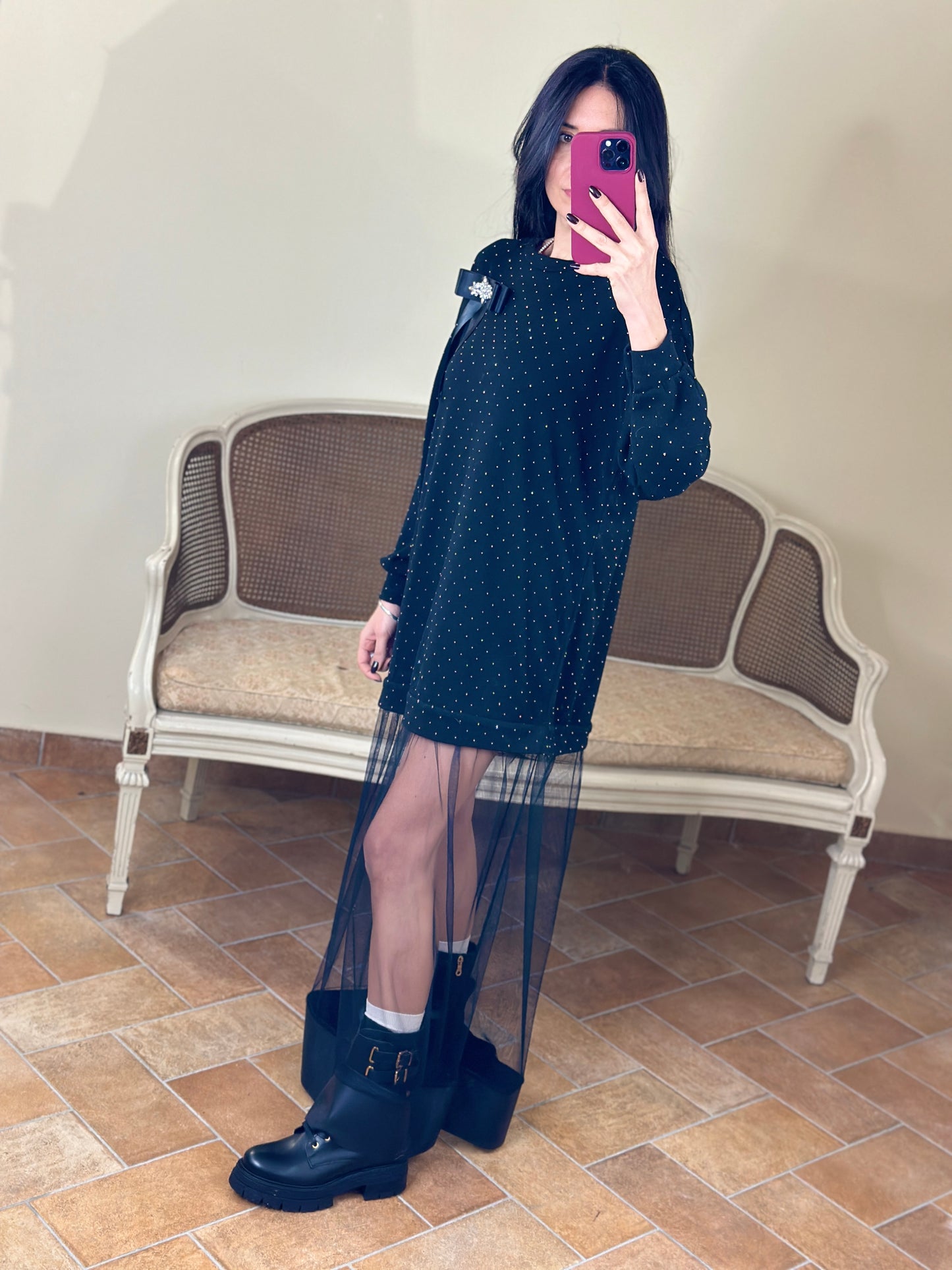 Uni mè abito nero in maglia con tulle