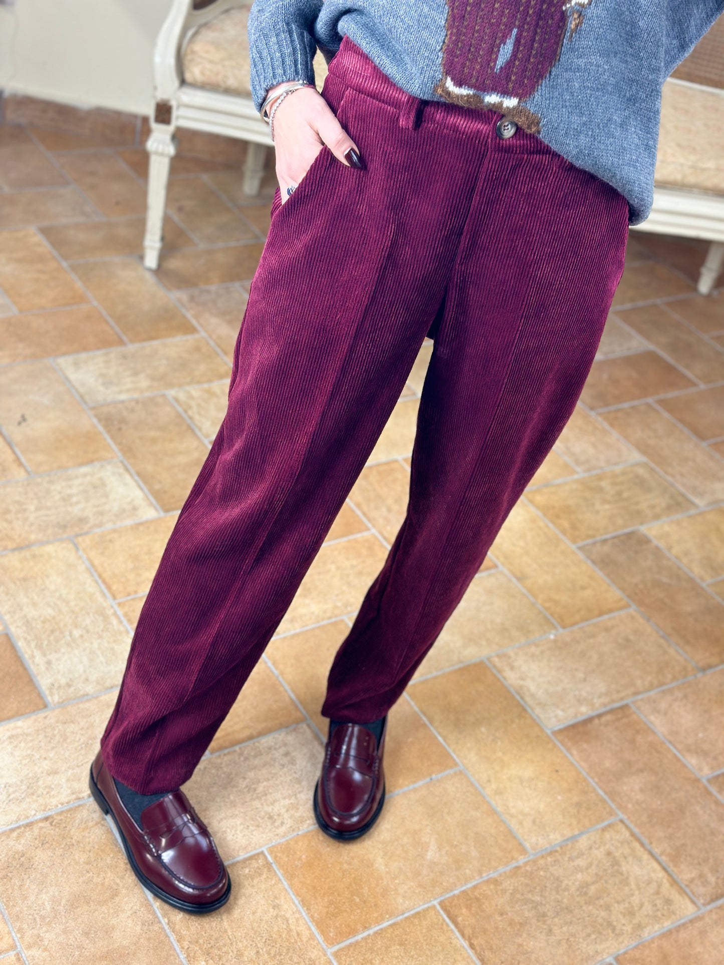 Tensione in Pantalone in velluto a costine carrot BURGUNDY