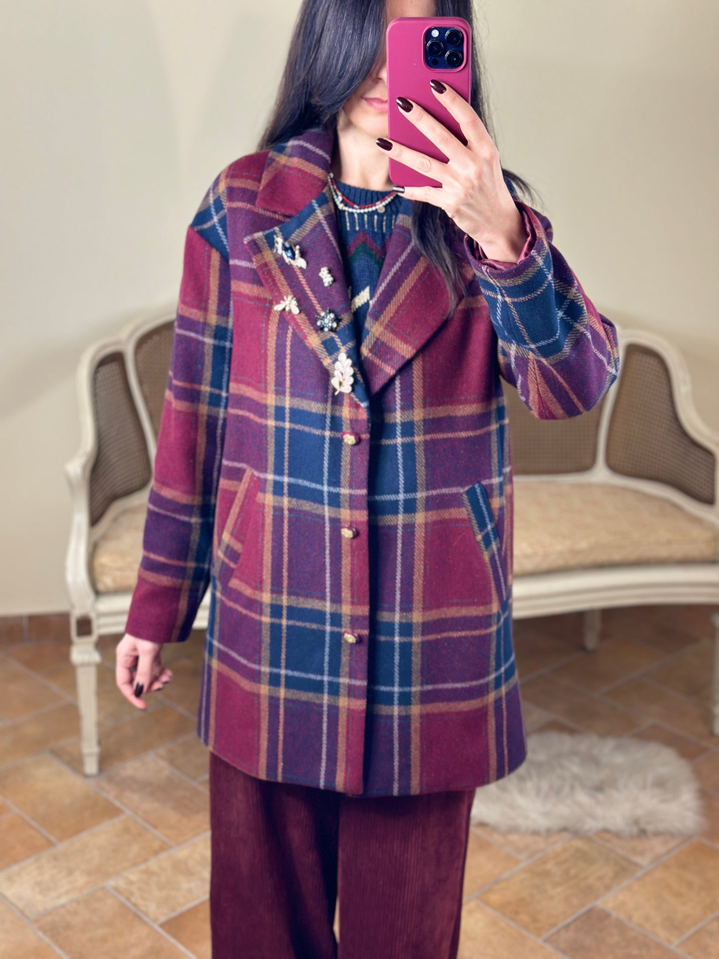 Tensione in Giacca/cappotto tartan blu/bordeaux con spille sul revers